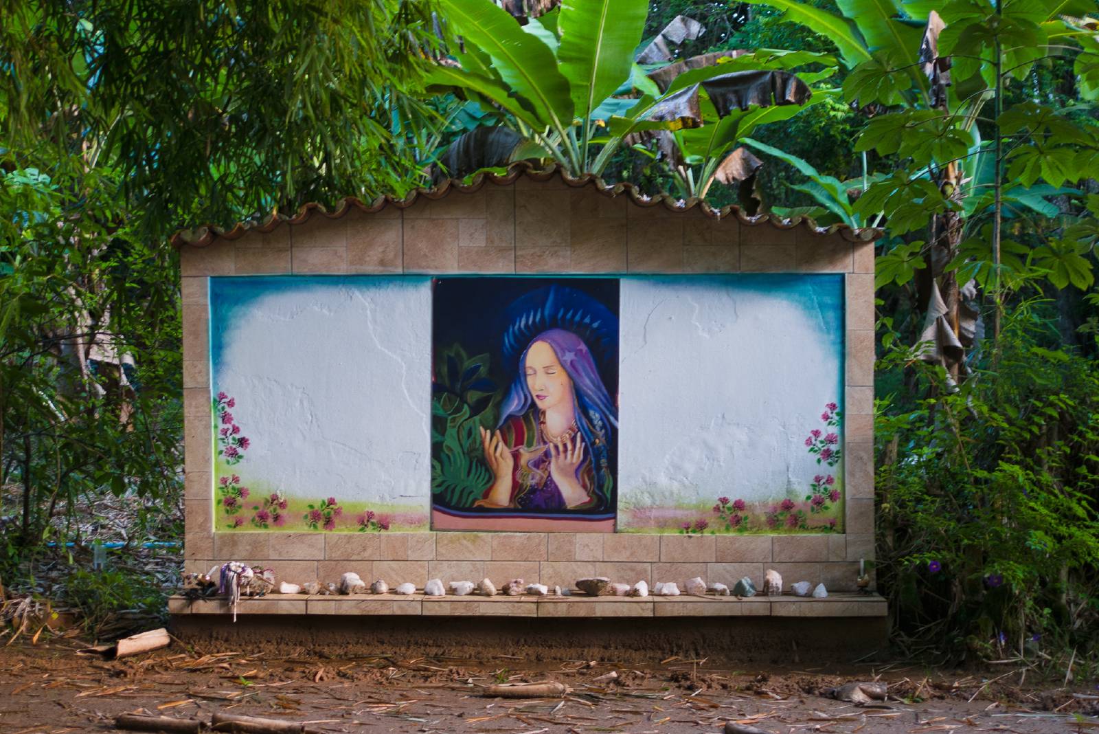 Altar mit Bild einer Frau